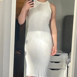 Vit ribbstickad klänning - Vit ribbstickad klänning från Zara, storlek M. Tajt passform men stretchig (kan behövas strykas längst ned). ”Brottarrygg” ish, vanliga BH-band täcks ej. Vissa spräckta sömmar, syns dock inte. Köpt på Tise, använd men bra skick!⭐️