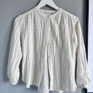 Zara blus - Säljer denna supersöta zara blus i storlek 164/13-14 år❤️(liten i storleken)Andvänd 1 gång så är i jättebra skick! Kan skicka fler bilder vid intresse!🥰