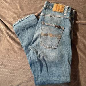 Ett par nudie jeans i modell grim Tim, ljusblåa. Jeans är i bra skick, utan några defekter. Dock tecken på lite slitage. W29 L28. Skriv om du har några funderingar. Mvh, Nudie closet 
