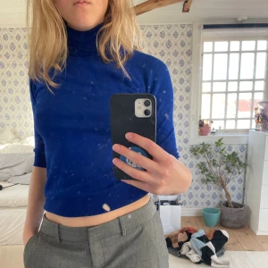 Blå topp zara - Superfin blå populär topp från zara med polokrage. Storlek S, bra skick.