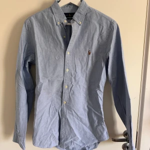 Ralph lauren skjorta - RL skjorta i nytt skick. Använd 2 gånger och har tyvärr blivit för liten. Därför det låga priset