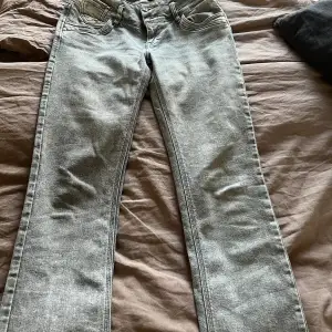 nu säljer jag mina gråa ltb jeans för att dem har blivit för korta. Dem är använda fåtal gånger därför inga slitasch eller hål❤️Pris kan diskuteras 