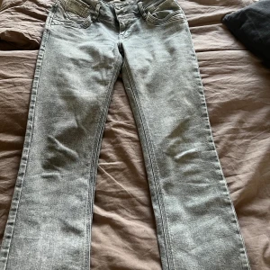 ltb jeans - nu säljer jag mina gråa ltb jeans för att dem har blivit för korta. Dem är använda fåtal gånger därför inga slitasch eller hål❤️Pris kan diskuteras 