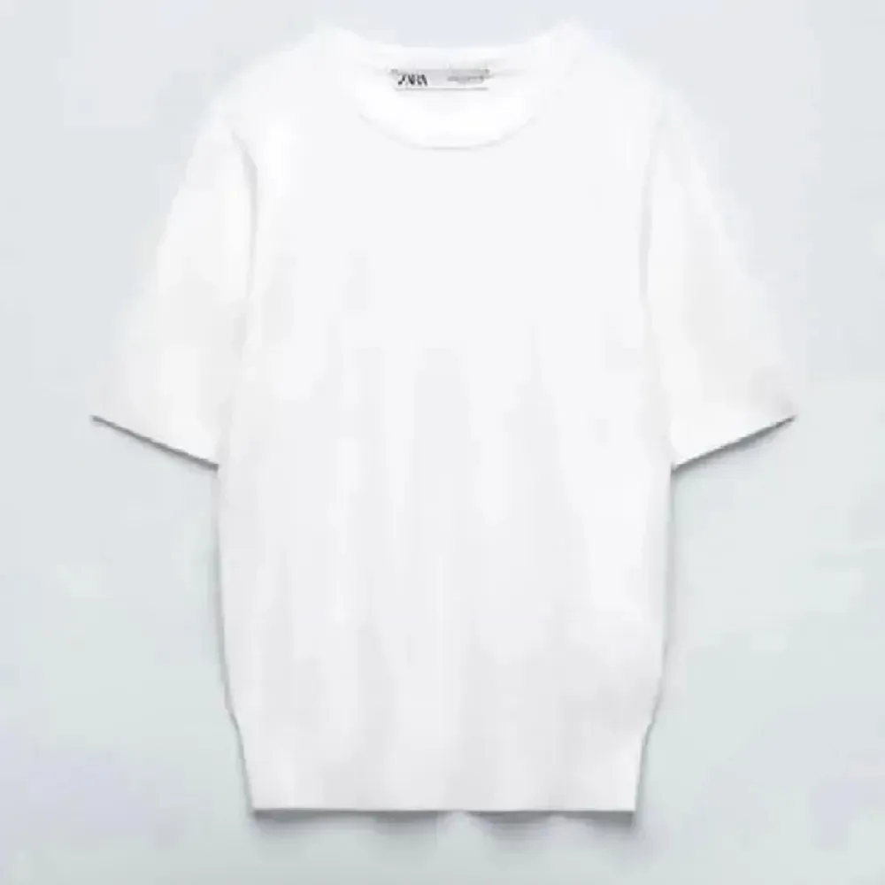 En vit stickad tshirt från Zara som inte kommer till användning, I storlek S💕. T-shirts.