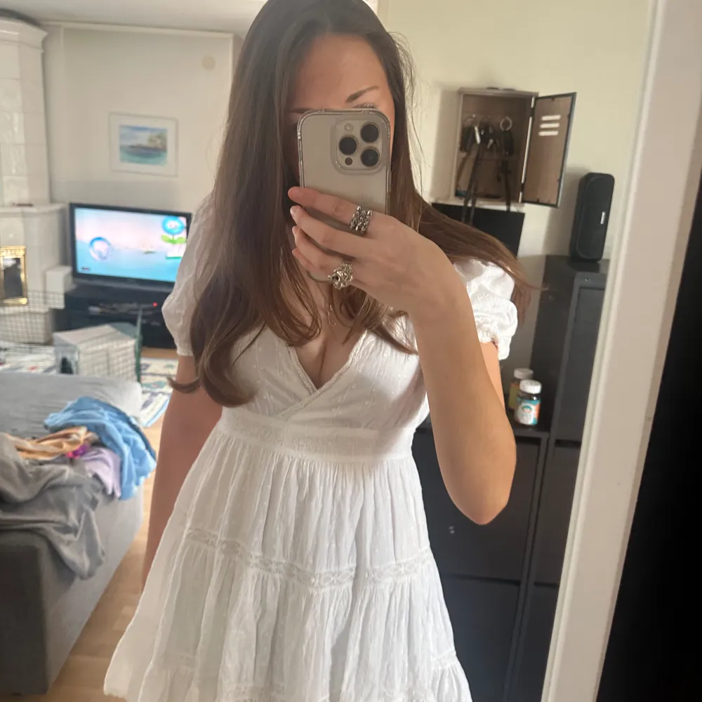 Super fin vit klänning från Zara som inte kommer till användning! Säljs inte längre på hemsidan!💕 perfekt till skolavslutning och midsommar! . Klänningar.