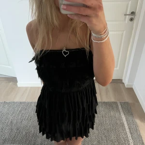 Klänning med fjädrar  - Superfin klänning, hör av er om ni vill ha fler bilder, pris kan diskuteras 💗