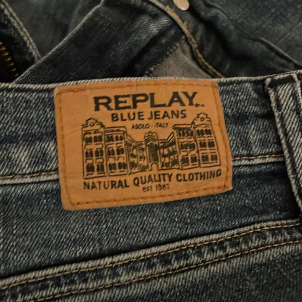 Tjenna! Säljer dessa replay jeans i storlek 16a vilket motsvarar 166. Fint skick 8/10. 🚨PM för frågor🚨PRISET ÄR INTE HUGGET I STEN🚨🪨. Jeans & Byxor.