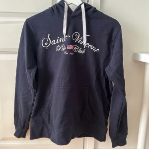 Polo hoodie - Polo rauph lauren hoodie i nyskick som inte används. Mjuk och skön. Passformen är vanlig/liten. Strl M :)