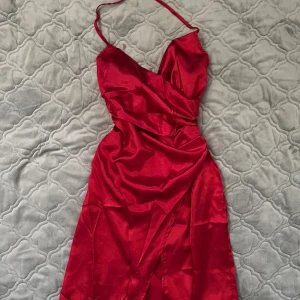 Röd klänning  - Storlek S