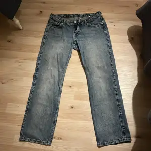 Blåa weekday jeans i bra skick. Hål på insidan av midjan dock inget man ser när man har de på. Säljer på grund av att dem är försmå. Nypris 500!