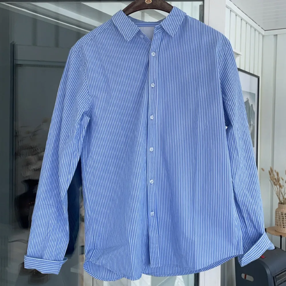 🔵 säljer denna snygga linne skjortan i toppskick, helt oanvänd, hör av dig vid minsta fundering 🤝. Skjortor.