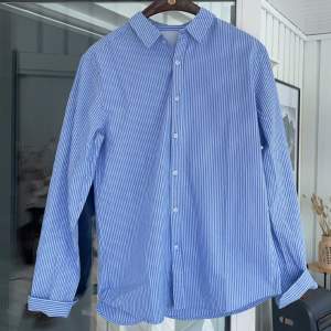 🔵 säljer denna snygga linne skjortan i toppskick, helt oanvänd, hör av dig vid minsta fundering 🤝