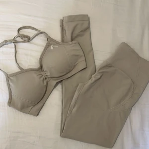 Oner active set - Leggings och sport-bli modellen effortless seamless och i färgen sand. Båda är i storlek M, leggingsen är i längden M-short. Den är använd 2 gånger