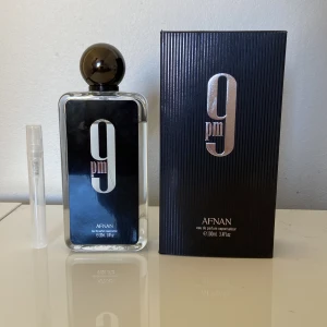 Afnan 9 pm  - 5 ml av denna söta och fruktiga parfym🍏🍬Köp sample så du vet hur den luktar och presterar på din hud⚡️