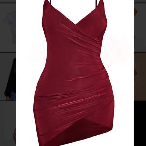 Säljer denna klänning köpt från Prettylittlething, den är i färgen Burgundy. Aldrig använd så den är i nytt skick. 