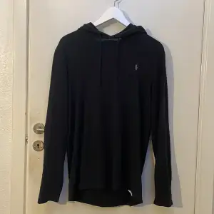 Säljer en riktigt skön svart hoodie från ralph lauren som jag nästan aldrig har använt. Perfekt nu till vår / sommar då den är väldigt tunn och luftig!  Skick:  9/10  Nypris: 899