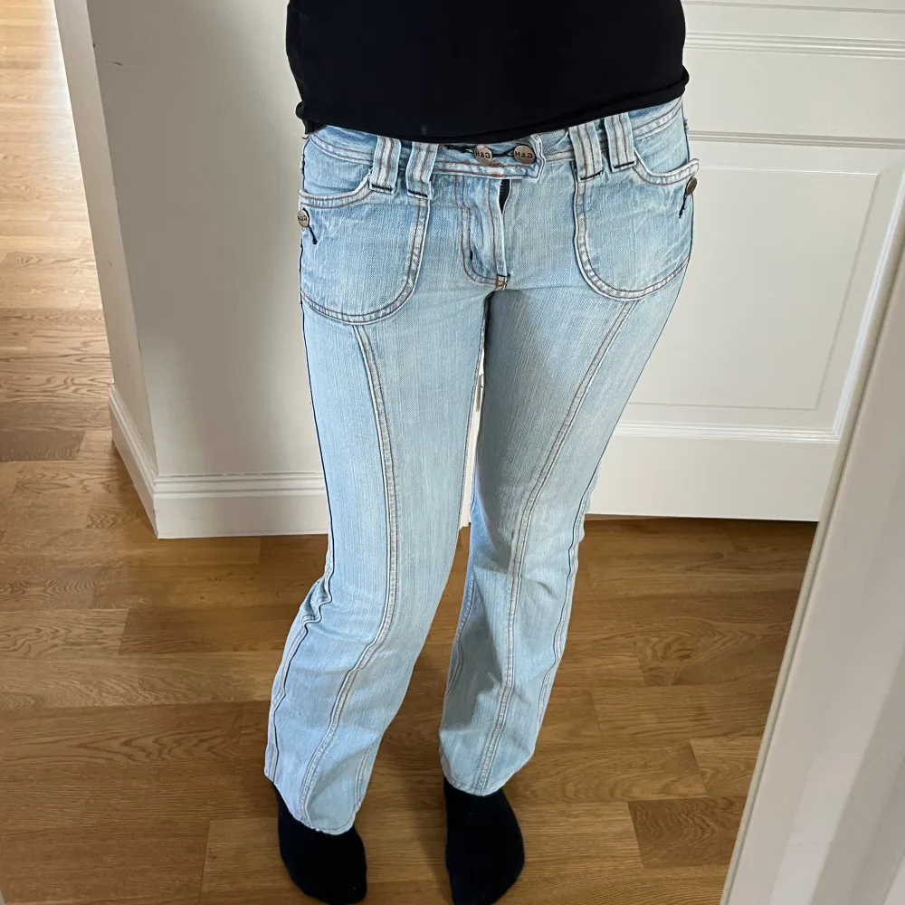 Snygga lågmidjade jeans som inte kommer till användning🩷🩷 . Jeans & Byxor.