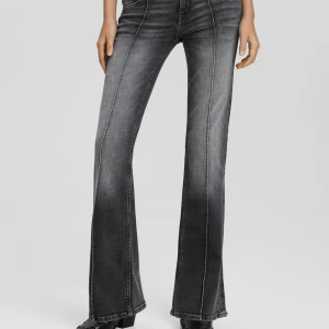 Bershka jeans - Jättesnygga bershka jeans i jättebra skick. Säljer de de inte kommer till användning💗 det är bara att skriva till mig om du har några frågor eller vill ha flera bilder på jeansen💓💓