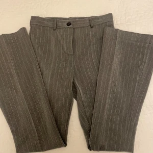 Grå bootcut kostymbyxor  - Skitsnygga helt nya kostymbyxor nypris 600kr