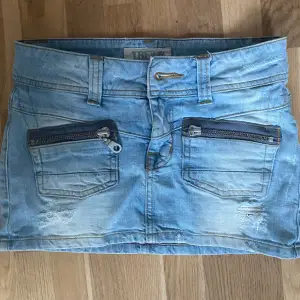 Jätte sött lågmidjade jean kjol med fickor och kedjor på fickorna + mera detaljer i storlek 34! I bra skick men är tyvärr för liten på mig så kan inte vissa bilder med den på.