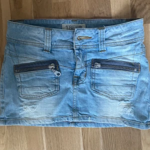 Jean kjol - Jätte sött lågmidjade jean kjol med fickor och kedjor på fickorna + mera detaljer i storlek 34! I bra skick men är tyvärr för liten på mig så kan inte vissa bilder med den på.