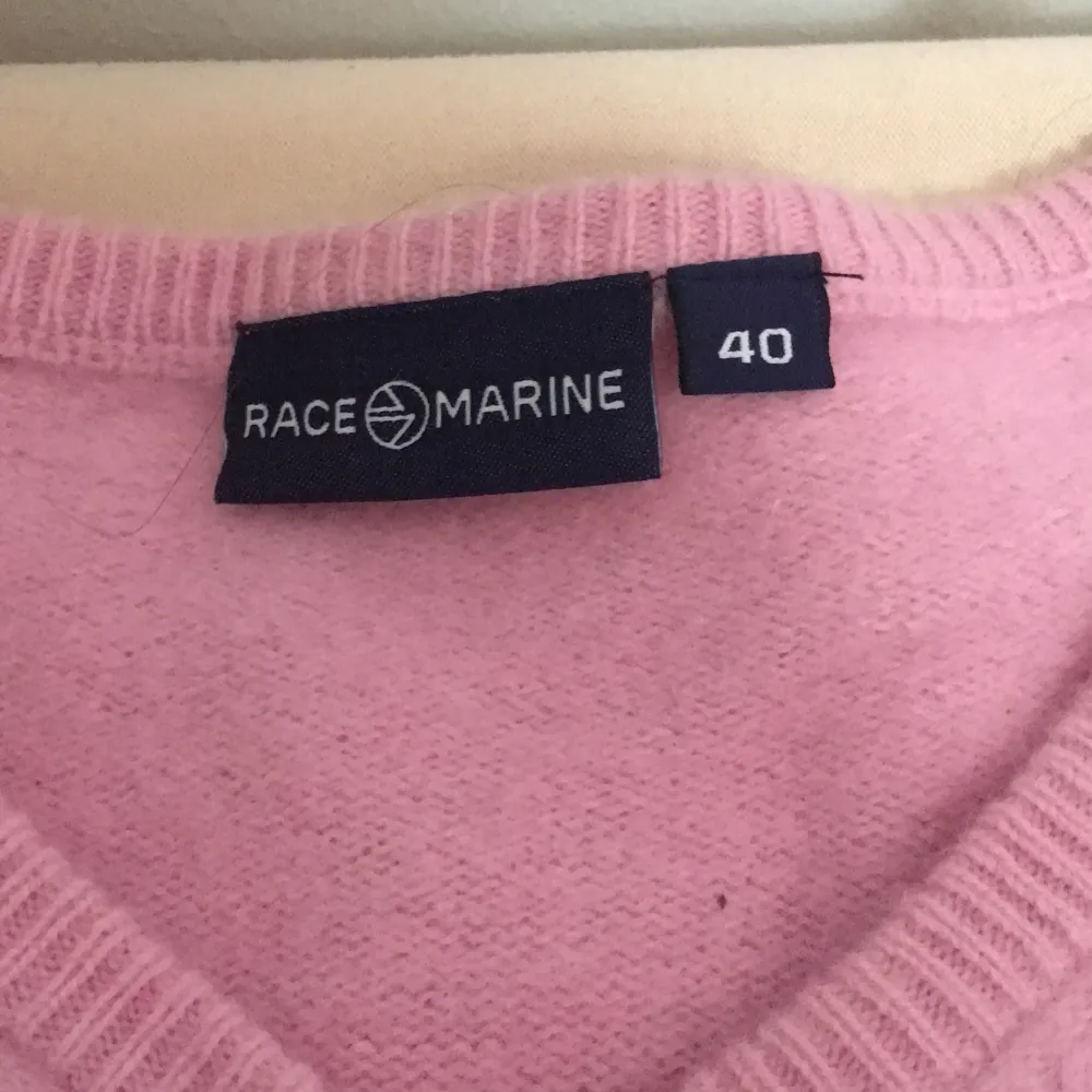 Race Marine tröja stl 40 men tkr de passar mer 35 då den har krympt i tvätten, aldrig använd. Super fin. Gullig färg tkr ja. Skön material. . Tröjor & Koftor.