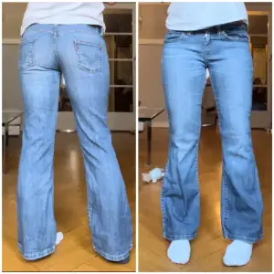 Ljusblåa Levi’s jeans. Mått i cm: midja: 38, Innerben: 72, jag är 165. Defekter: läderlappen har krympt samt att det är en svag fläck på bakre benet (se bilder). 