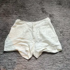 Vita shorts från Lindex i storlek 36. Aldrig använda, så de är som nya!