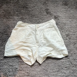 Vita shorts  - Vita shorts från Lindex i storlek 36. Aldrig använda, så de är som nya!