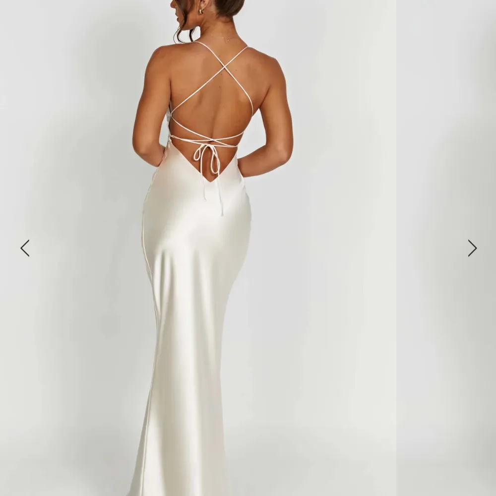 Säljer denna balklänning då jag glömde att lämna tillbaka den. Den ser ut att vara vit på hemsidan men den är mer champagnefärgad. Den är endast testad och lappen sitter kvar. Köpt för 1200kr plus tull💗. Klänningar.