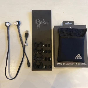Adidas FWD-01 Sport Headphones - Säljer dessa Adidas hörlurar eftersom jag inte använder dem. Skicket är 8/10 och har bara använt dem några gånger. Nypris=699 Laddare kommer med. Pris kan diskuteras vid snabb affär. 