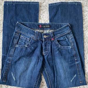 Säljer dessa snygga lågmidjade jeans eftersom de inte kommer till användning. Står ingen storlek men midjemåttet är 36cm tvärs över och innerbenslängden är 78cm. Skriv om ni har frågor❤️