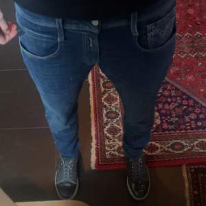 Säljer dessa inprinicp helt nya replay anbass jeans. Slimfit passform. Nypris är ca 1800. Storlek 29/32 och modellen på bilden är ca 180 cm lång och väger runt 62 kilo! Vid fler frågor eller funderingar är det bara att höra av sig!