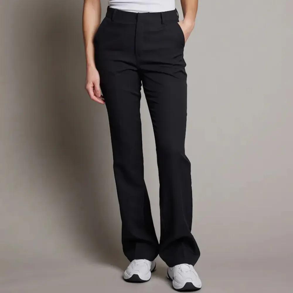 Kostymbyxor från bikbok i strl 34💞 Använa en del men i fint skick utan några defekter💞. Jeans & Byxor.