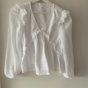 Gullig blus från Gina Tricot💗 - Jag säljer denna super fina blus ifrån young gina, använd 1 gång men har ej kommit till mer användning , skriv för fler bilder💗