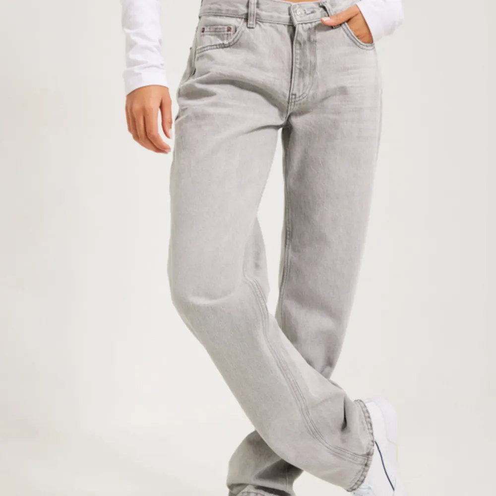 Såå snygga grå jeans från Gina🤍endast använda ett fåtal gånger så inga defekter, nypris 500:- hör av dig vid frågor🤍🤍. Jeans & Byxor.