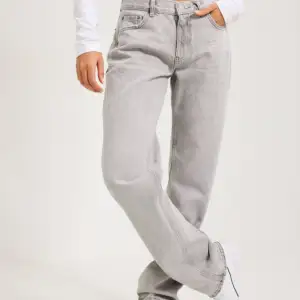Såå snygga grå jeans från Gina🤍endast använda ett fåtal gånger så inga defekter, nypris 500:- hör av dig vid frågor🤍🤍