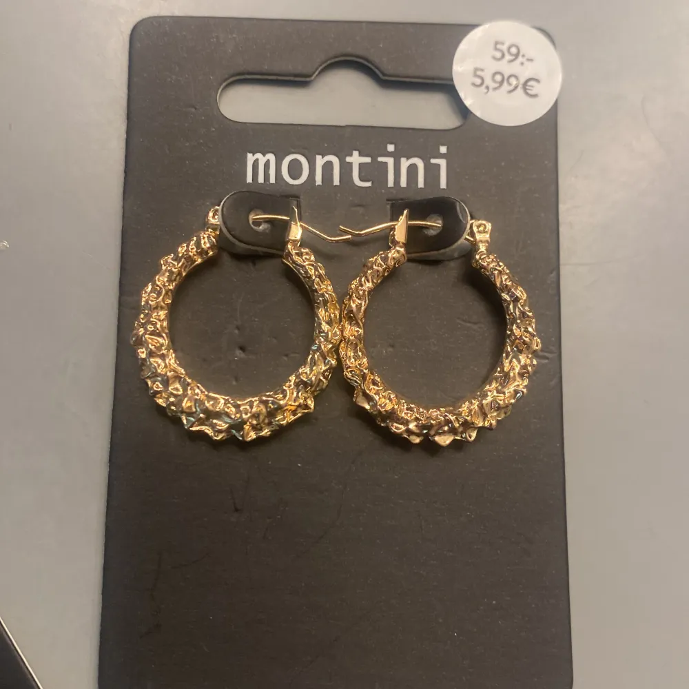 Guldiga örhängen, i bra skick från märket montini, säljer pga att har redan dessa (fick i fynd påse på ur&pen). Accessoarer.