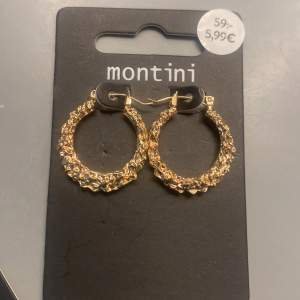 Guldiga örhängen, i bra skick från märket montini, säljer pga att har redan dessa (fick i fynd påse på ur&pen)