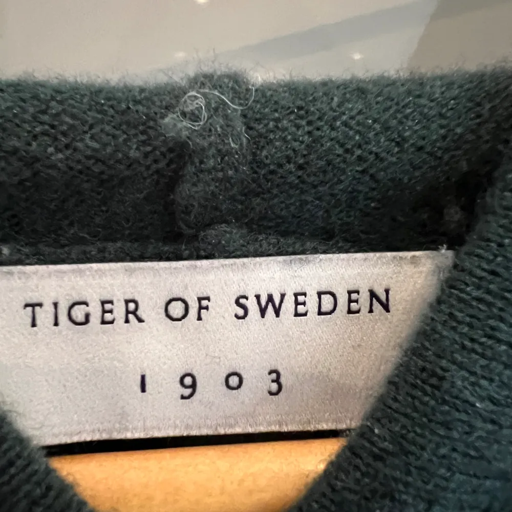 Säljer en mycket fin kashmir hoodie ifrån Tiger of Sweden eftersom den kommer inte till mycket användning. Skick 9/10 och använd fåtal gånger.  Nypris 2000kr. Storlek M. Skriv om du har frågor eller vill diskutera priset!. Hoodies.