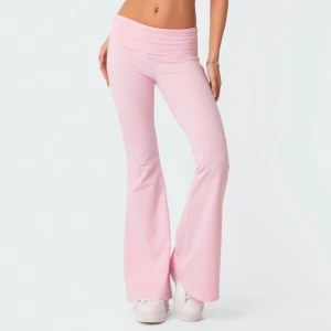 Rosa lågmidjade yogapants - Rosa lågmidjade byxor, storlek XS/S, köpta på edikted men de är tyvärr för små för mig och säljer därför dom 🎀 egna bilder kan skickas vid förfrågan men då de är för små så är det inte världens bästa bilder, är 170 och dom är bra i längden