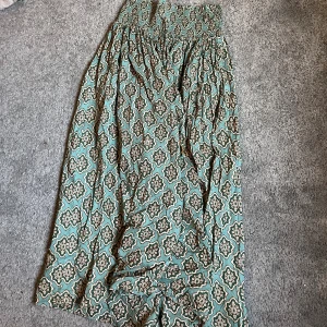 Lång kjol - Så snygg lång kjol från zara, verkligen perfekt för sommaren nu!!!😍😍