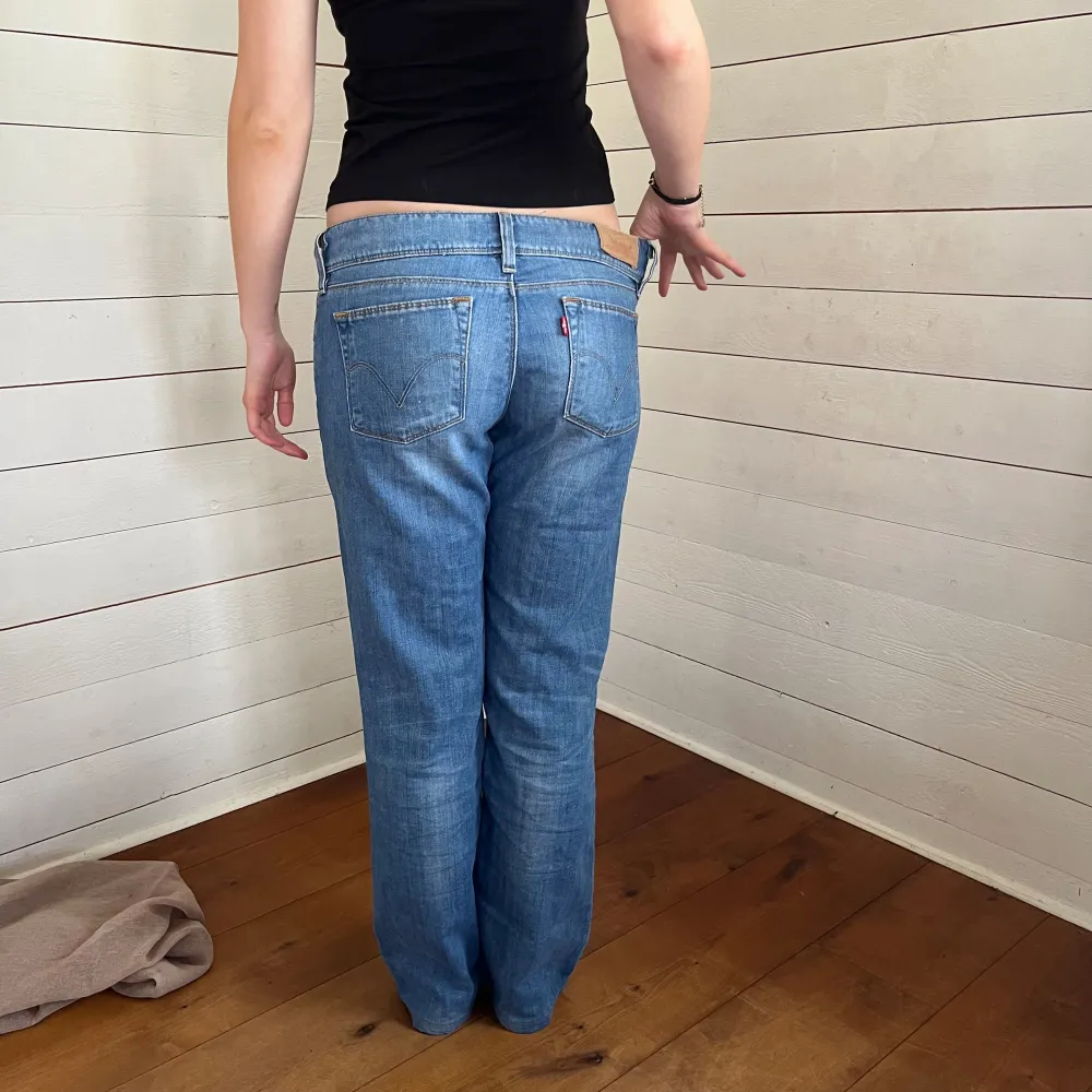 Jeans nr: 10  Midjemått(rätt över): 41 Innerbenslängd: 75 Modellen är: 168  Skriv om ni har några frågor💗//Perfectjeans . Jeans & Byxor.