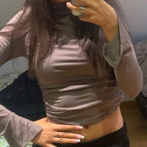 Top från Gina  - Jätte snygg smutsrosa”, långärmad top med slits från Gina trickot, jätte bra skick o knappt använd 💗skriv privat för frågor (slutsåld)