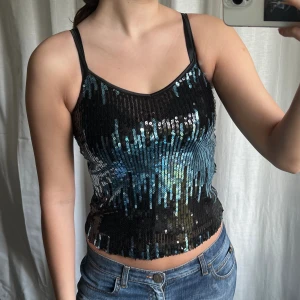 Paljettopp  - Blå svart paljettopp. Står ingen märkes eller storlekslapp. Passar XS/S 💖 