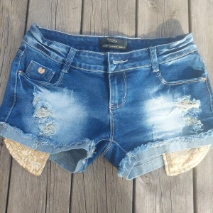 Jeansshorts með guld detaljer, str M, 38 men passar både S och M, låg midja - Nya utan prislapp, stretchiga 