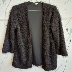 Kofta  - Luddig/trådig kofta från HM Svart (ej så blek som på bilden!) Den har fickor. 