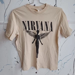 T-shirt Nirvana - Fint använt skick.  Från HM Vanlig längd.