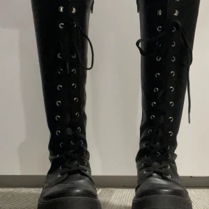 High boots - Säljer då jag knappt använt dessa en gång, i jättebra skick, tyckte va stora på mina fötter.