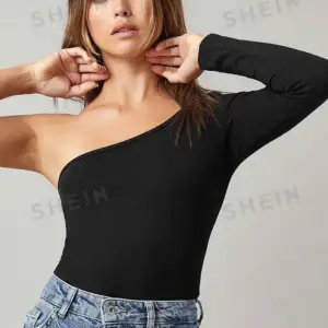 Super fin off shoulder top som är använd max 1 gång! Använde den inte super mycket då jag insåg att jag inte gillar off shoulder toppar!